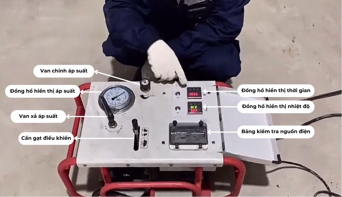 Khởi động máy hàn và kiểm tra hiển thị đảm bảo hoạt động