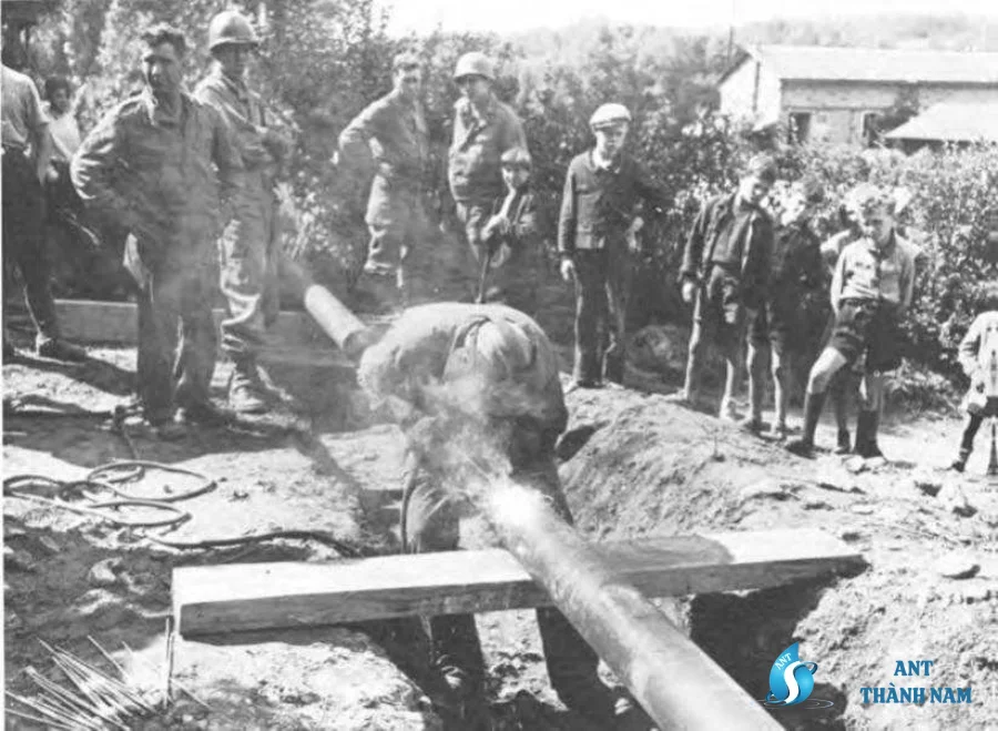 Hàn nối các đoạn ống thép trên tuyến đường ống