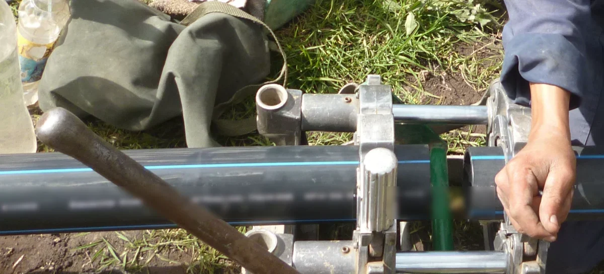Vòng kẹp ống trên máy hàn đối đầu HDPE với núm siết và bu lông khóa kẹp, ống HDPE được kẹp chặt trước khi hàn